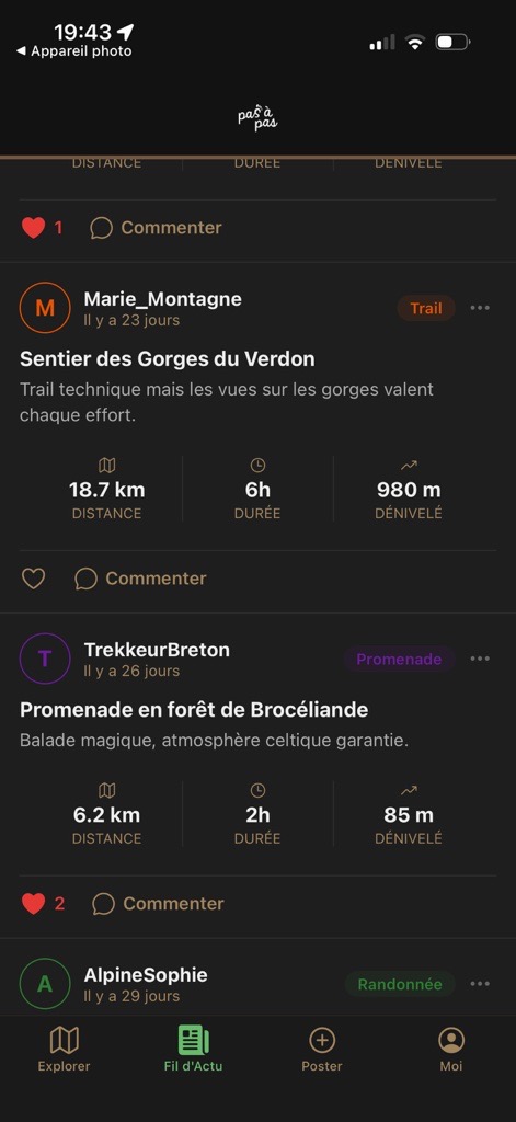 Écran Fil d'actu : randonnées partagées par la communauté avec likes et commentaires